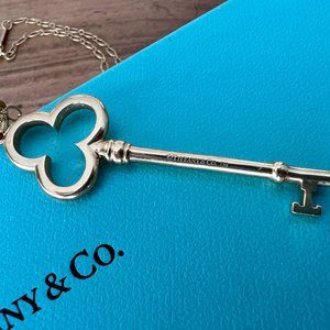 Tiffany & Co Trefoil Gold Key & Tiffany & Co Chain